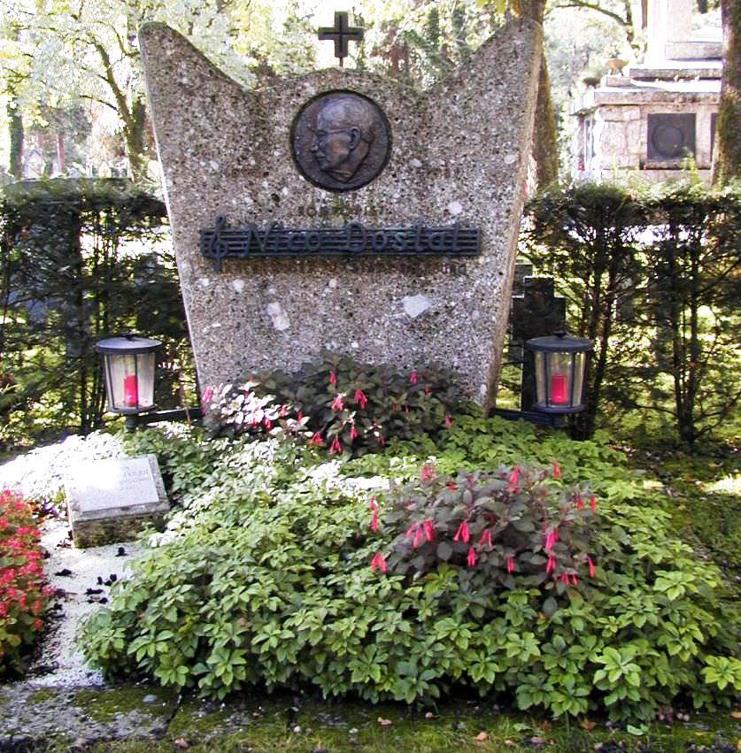Das Ehrengrab von Dostal Nico.