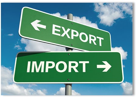 Zwei Schilder welche beide in unterschiedliche Richtungen zeigen. Auf einem steht Export und auf dem anderem Import.