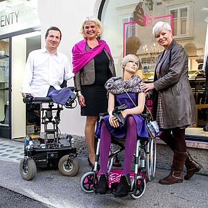 Chic gekleidet im Rollstuhl