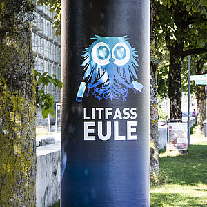 Eule in Blautönen auf Litfaßsäule von Reinhold Bidner.