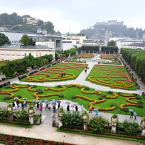 Der Mirabellgarten aus der Vogelperspektive im Regen