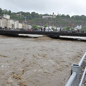 Salzach mit hohem Wasserstand am Giselkai im Jahre 2013