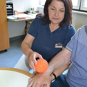 Handübungen im Therapiebereich des Seniorenwohnhauses in Itzling