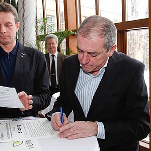 vielfaltleben: Bgm. Schaden unterschreibt Urkunde