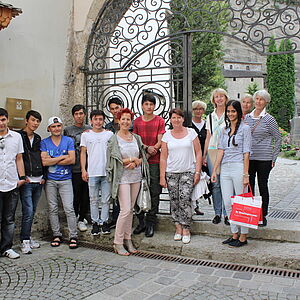 Gruppenbild am Eingang zum Petersfriedhof