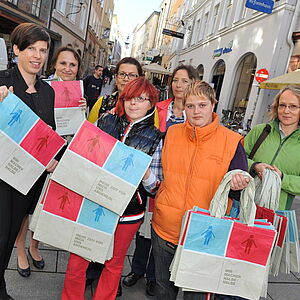 Verteil-Aktion:Taschen mit give-aways.
