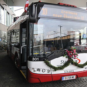 Beflaggt und gekränzt durch Lehen