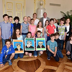 Volksschule Liefering 1 mit Schaden-Karikaturen