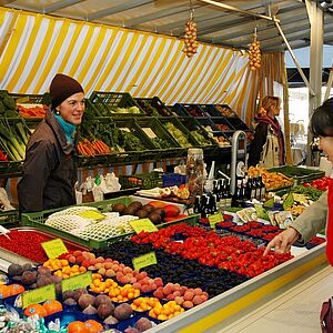 Grünmarkt mit reichlichem Angebot