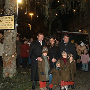 Licht am Weihnachtsbaum vorm Schloss leuchtet 