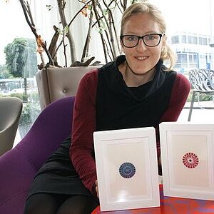 Angelika Traxler mit Zwirnknöpfen