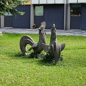 Gefluegel-Skulpturen in der Wiese