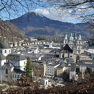 Blick vom Mönchsberg auf den Gaisberg über die Altstadt