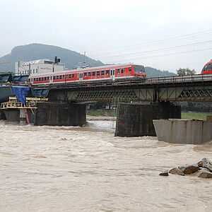Die Eisenbahnbruecke bei Hochwasser im Jahre 2007