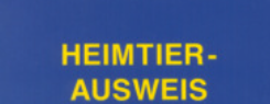 EU Heimtierausweis mit auf einem blauen Papier. Ueber der Schrift ist das gelbe Logo der EU und darunter steht "Heimtierausweis" auch in gelb.