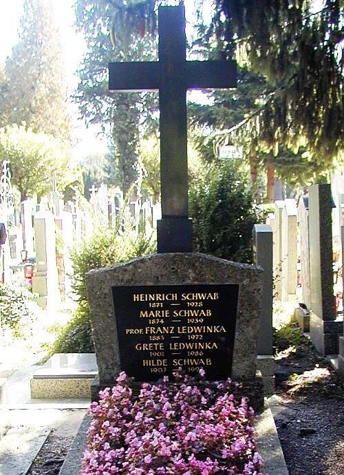 Das Ehrengrab von Ledwinka Franz.