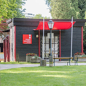 Eingangsbereich des Holzpavillon mit rotem Baldachin-Vordach