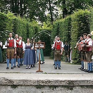 Tanzgruppe der Brauchtumsgruppe Jung Alpenland bei der Volkstanzaufführung im Heckentheater 2012