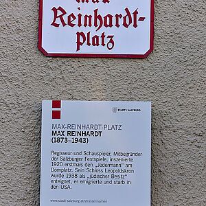 Erlaeuterungstafel am Max-Reinhardt-Platz zur Hintergrund der Benennung des Platzes vor dem Festspielhaus nach Max Reinhardt mit Kurzinfos und Verweis auf die Website der Stadt.