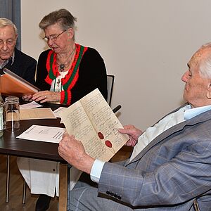 Nur mehr wenige beherrschen die alte Schrift.