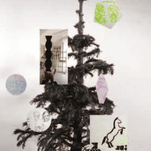 Ein Tannenbaum mit ethnografischen Bildern, „westlichen“ Logos, Fragmenten von Mustern und Säulen angeordnet wie Christbaumbehang