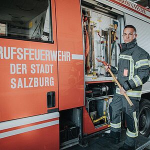 Feuerwehrmann beim Arbeiten im Feuerwehrauto.