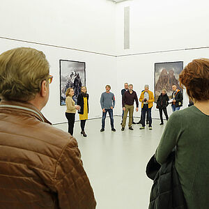 Foto von vielen Menschen bei der Ausstellungseröffnung in einem großen Raum