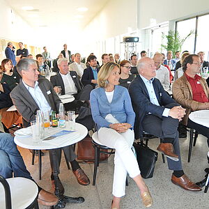 Mehrere Personen an runden Kaffeetischen, im Vordergrund Planungsstadtrat Johann Padutsch und Baustadträtin Barbara Unterkofler 