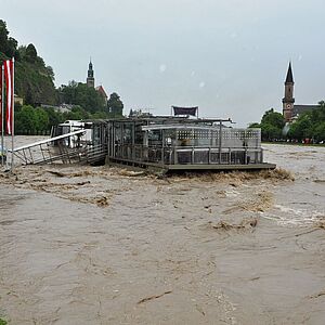 Die Anlegestelle der Salzachinselbar steht unter Wasser im Jahre 2013.