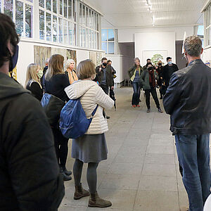 Foto vom Zwergelgartenpavillon, innen, bei der Ausstellungseröffnung