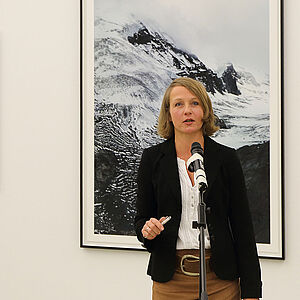 Foto von Mag. Dagmar Aigner bei der Ausstellungseröffnung in der Stadtgalerie Lehen