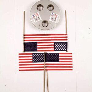 amerikanische Flaggen an einem schmalen Stab befestigt: jeweils zwei nebeneinanderliegende die kopfüber aneinander gelegt sind. Zwischen zwei Flaggenstäben ein rundes metallenes Objekt. Über den Objekten der Schriftzug "The Flag", darunter der Schriftzug "John Munch".