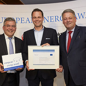 Gruppenfoto von Landesrat Schwaiger, Magistratsdirektor Floss und Bundesminister Rupprechter bei der Auszeichnung (v.li)