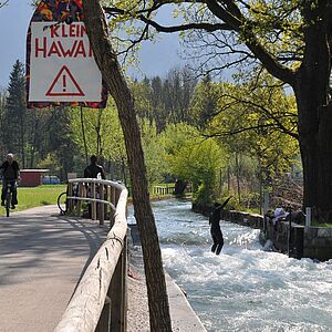 Die Almwelle wo es viele Suferinnen und Surfer bei schoenen Wetter hinzieht.