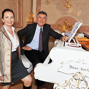 Botschafterin mit Pianisten