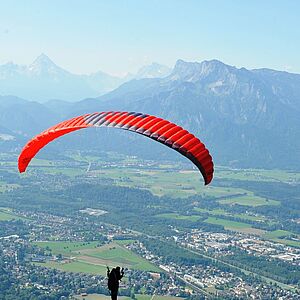 Paragleiter welcher vom Gaisberg gestartet in Richtig Salzburg fliegt