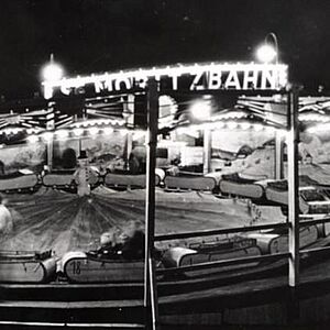 Schwarz-Weiss Fotografie der Salzburger Dult im Volksgartenv von 1950 bis 1956