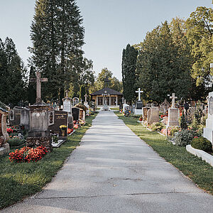Der Spazierweg der durch den Friedhof Aigen und dessen Gräber führt.