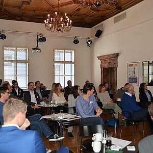 Publikum an den Tischen im Veranstaltungsaal im Literaturhaus Salzburg 