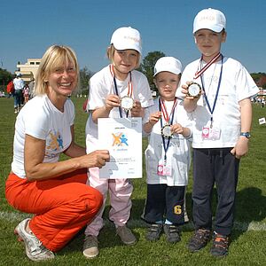 Rita Graf mit stolzen Medaillen-Trägern.