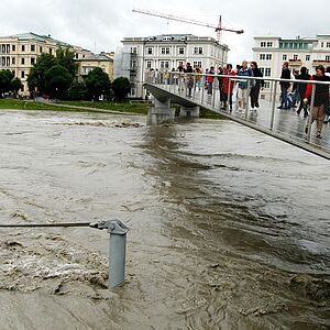 Das Hochwasser beim Makartsteg tritt im Jahre 2005 uebe die Ufer.