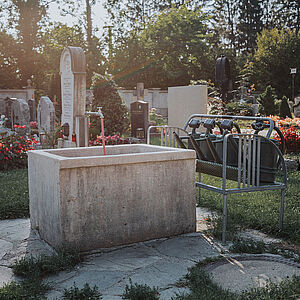 Der Brunnen am Friedhof Aigen.