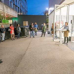 Foto vor der Stadtgalerie Lehen im Freien mit vielen Menschen