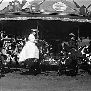 Schwarz-Weiss Fotografie von der Herbstdult im Jahre 1891.