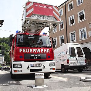 Poller senkt sich vor Drehleiter