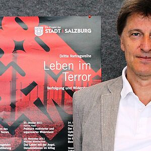 Professor Albert Lichtblau vom Zentrum fuer Juedische Kulturgeschichte an der Universitaet in Salzburg referierte ueber die Judenverfolgung.