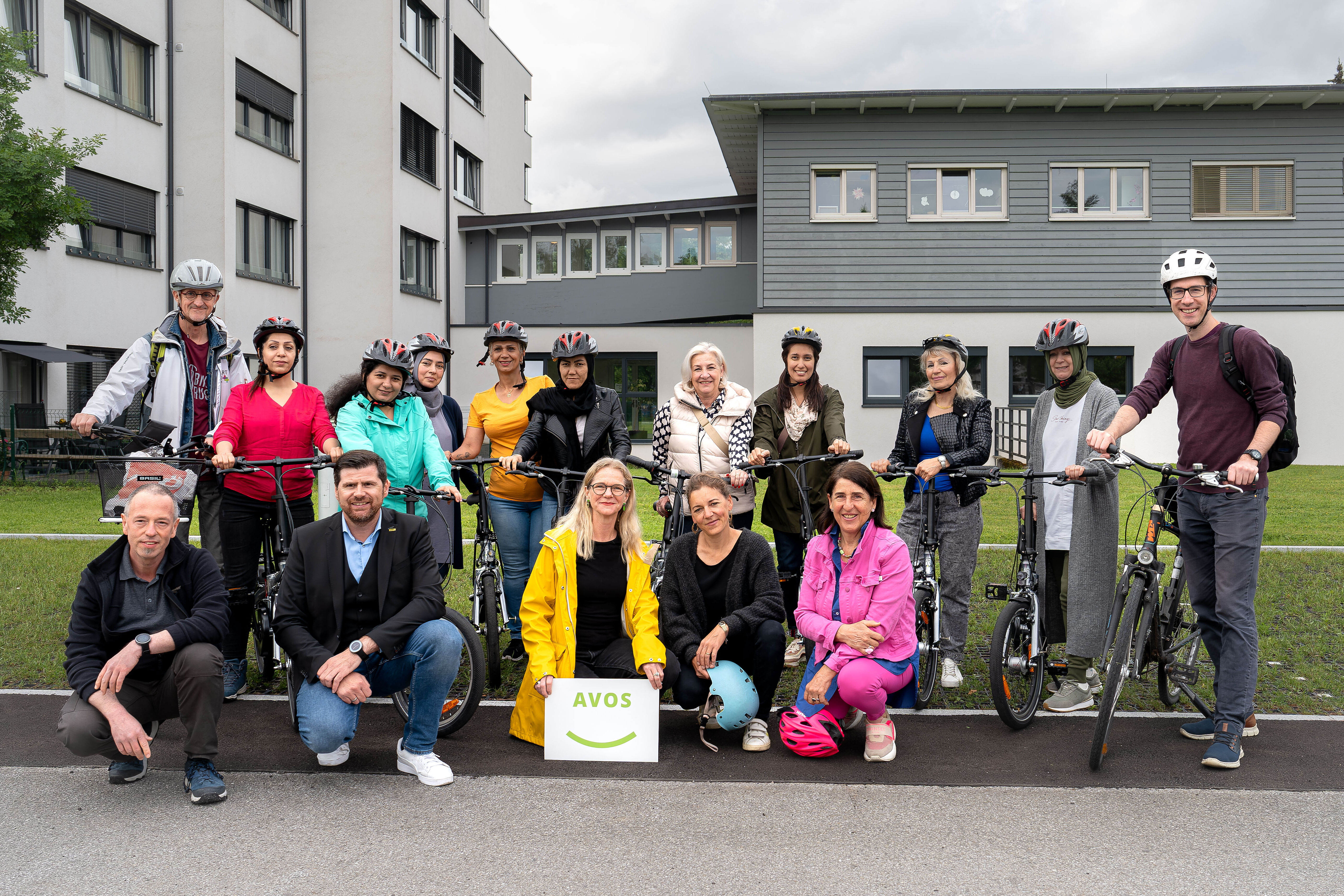 Bürgermeister-Stellvertreter Kay-Michael Dankl (1.v.r.) und Stadträtin Andrea Brandner (hinten, 5.v.r.) statteten den Teilnehmerinnen und Organisator:innen des Radfahrkurses einen Besuch ab.