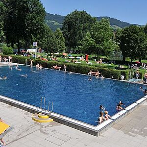 Breitbild vom AYA Freibad