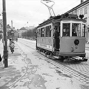 Schwarz-Weiss Fotografie von der gelben elektrischen Strassenbahn im Jahre 1940.