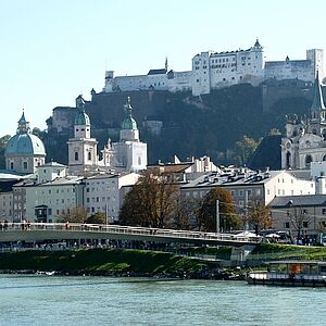 Der Markatsteg mit Aussicht auf den Festungsberg von der Salzach aus